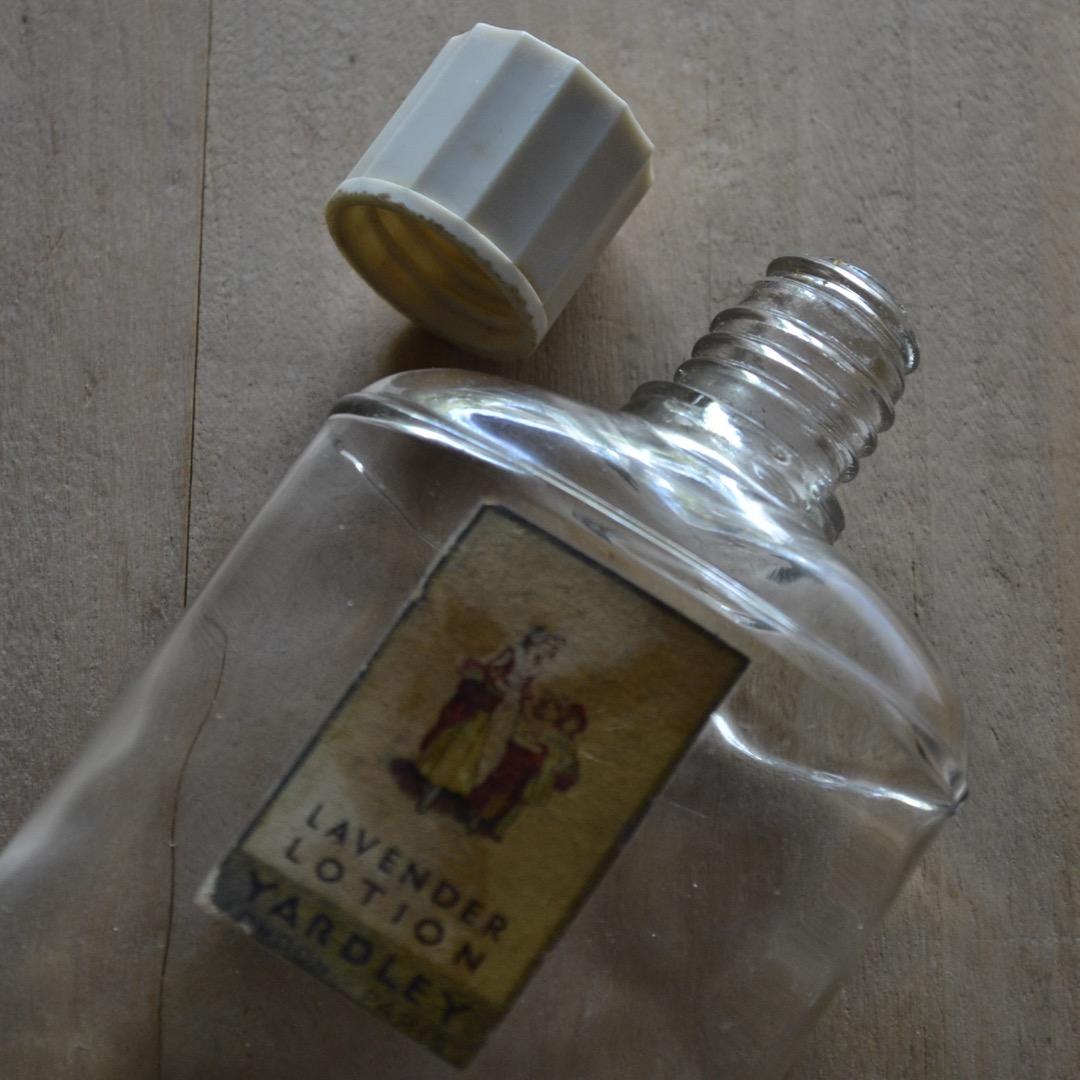 とても古い化粧水の瓶(プラ蓋付き)大小2本セット