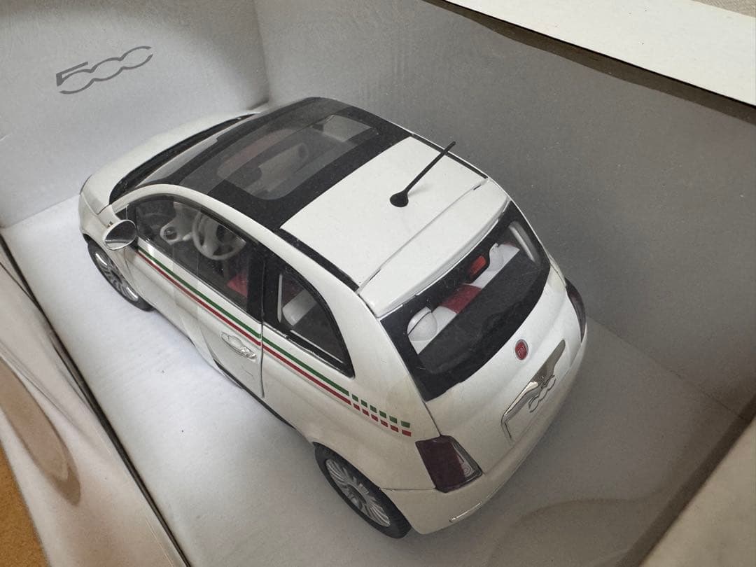 1/18 MONDO MOTORS製モデルカー　フィアット500