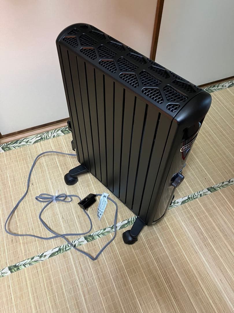 一回使用のみDeLonghi オイルヒーター 1200W ブラック　デロンギ