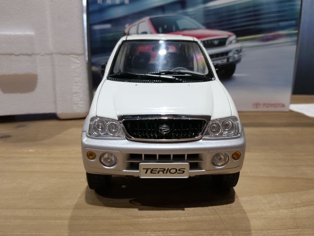 1/18 トヨタ　テリオス　ディーラー品　ミニカー　ホワイト　テリオスキッド