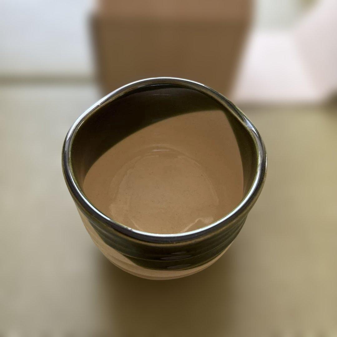 シンプルな茶碗 黒色ストライプ