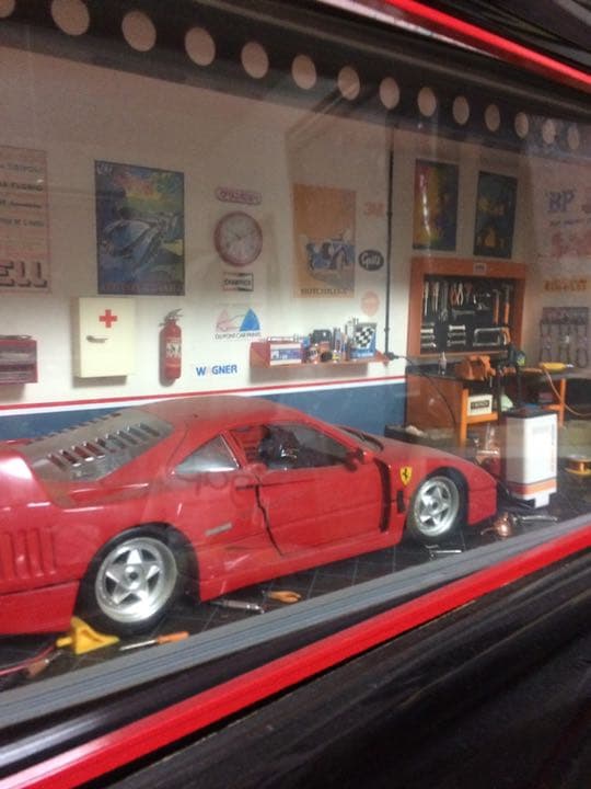 フェラーリ F40 ダイキャスト 注意 木製の枠が一部破損。