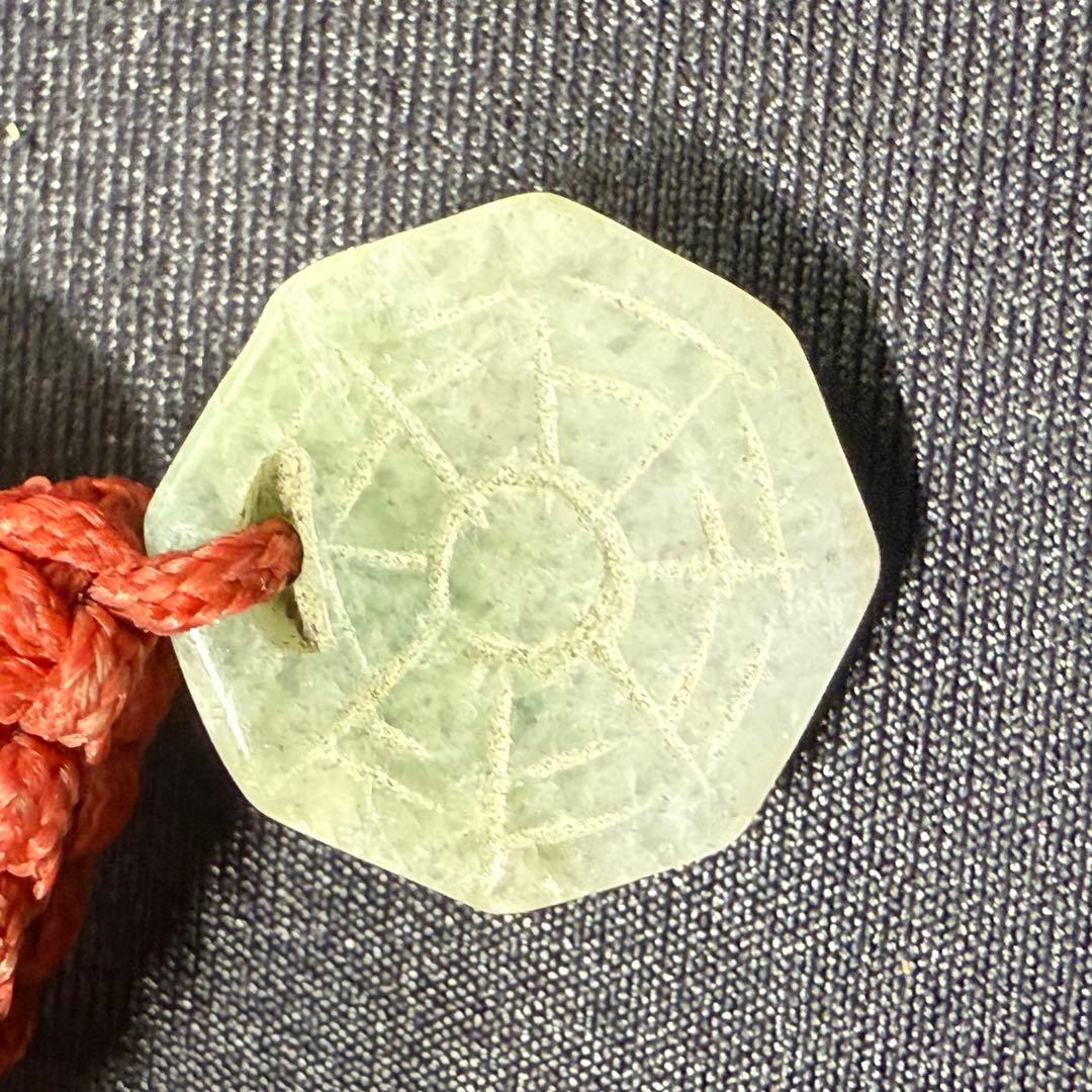 本翡翠 八卦彫刻 根付 開運 厄除け 魔除け 風水 赤紐 手彫り アンティーク