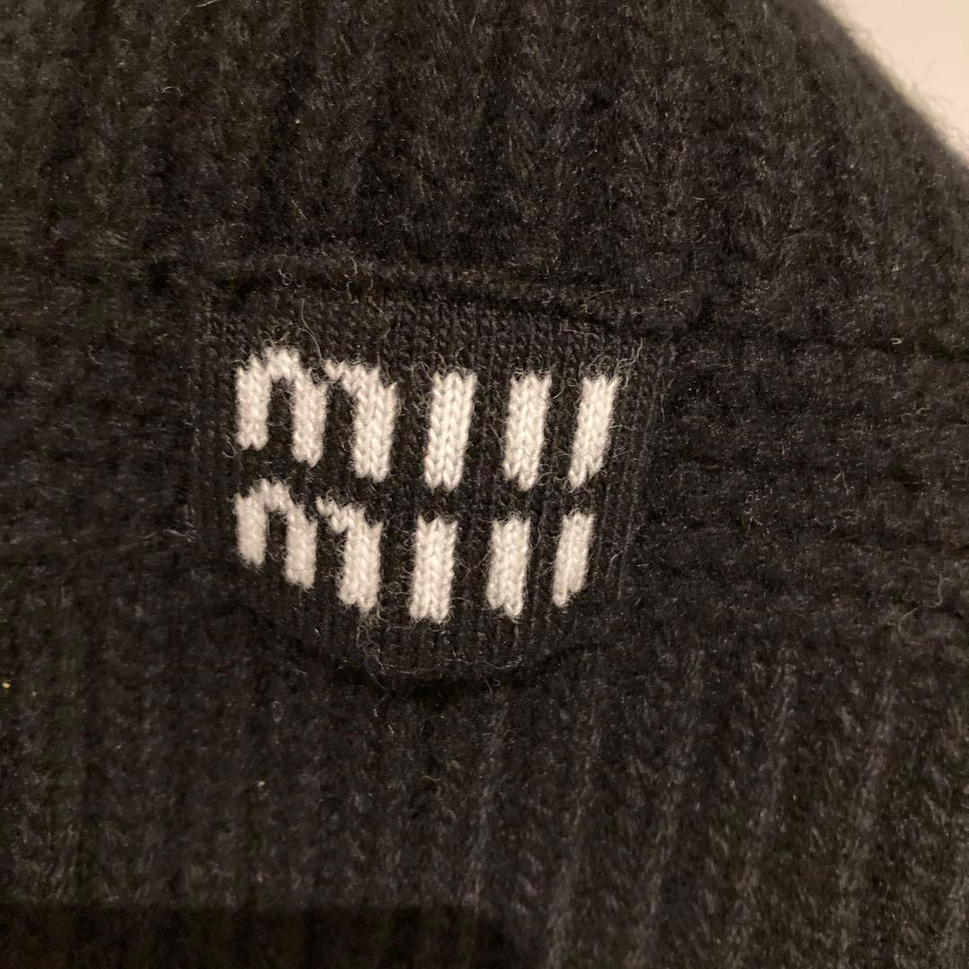 ミュウミュウ　MIUMIUブラックニット帽 白いロゴ付き
