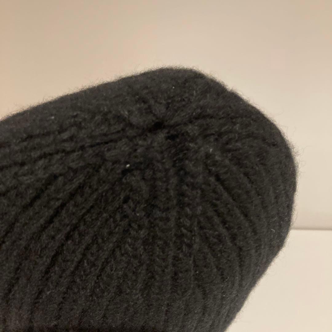 ミュウミュウ　MIUMIUブラックニット帽 白いロゴ付き