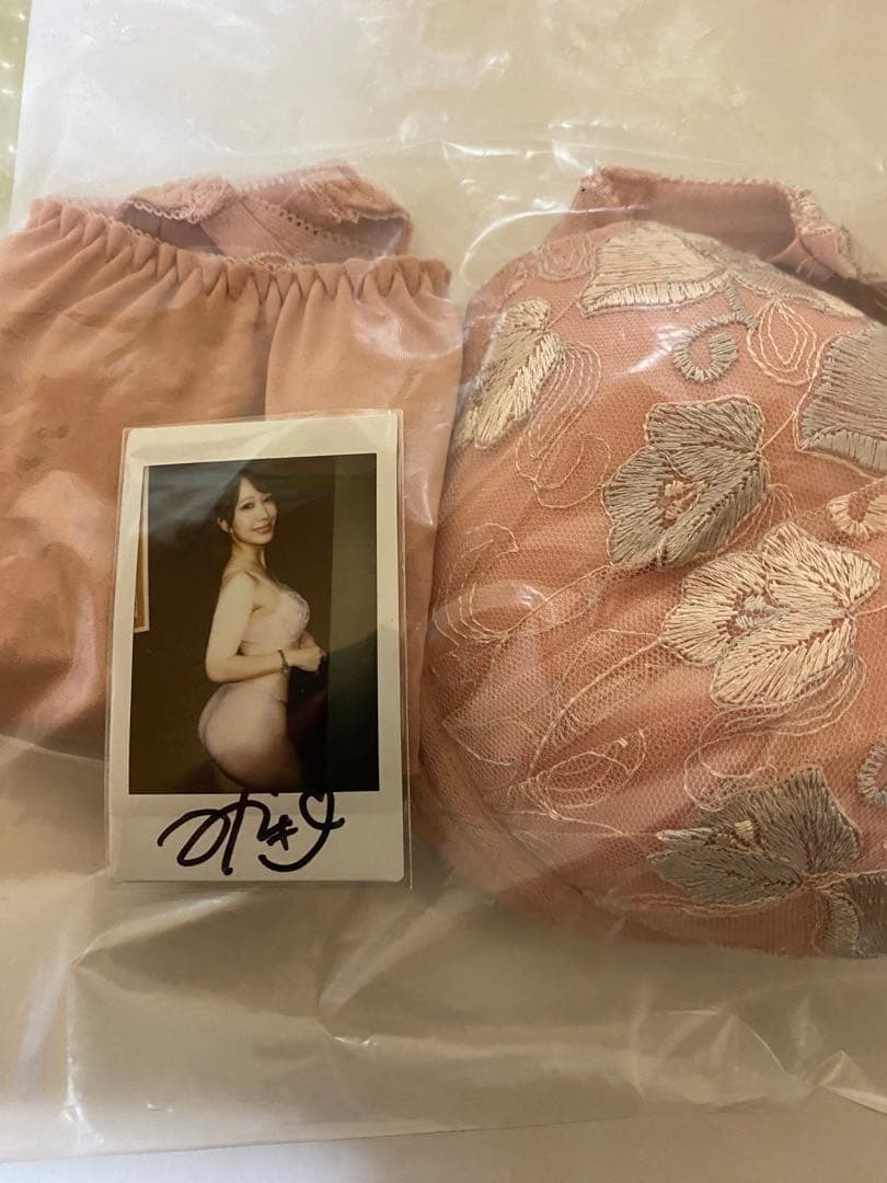 弥生みづき直筆サイン入り現場チェキ＋衣装