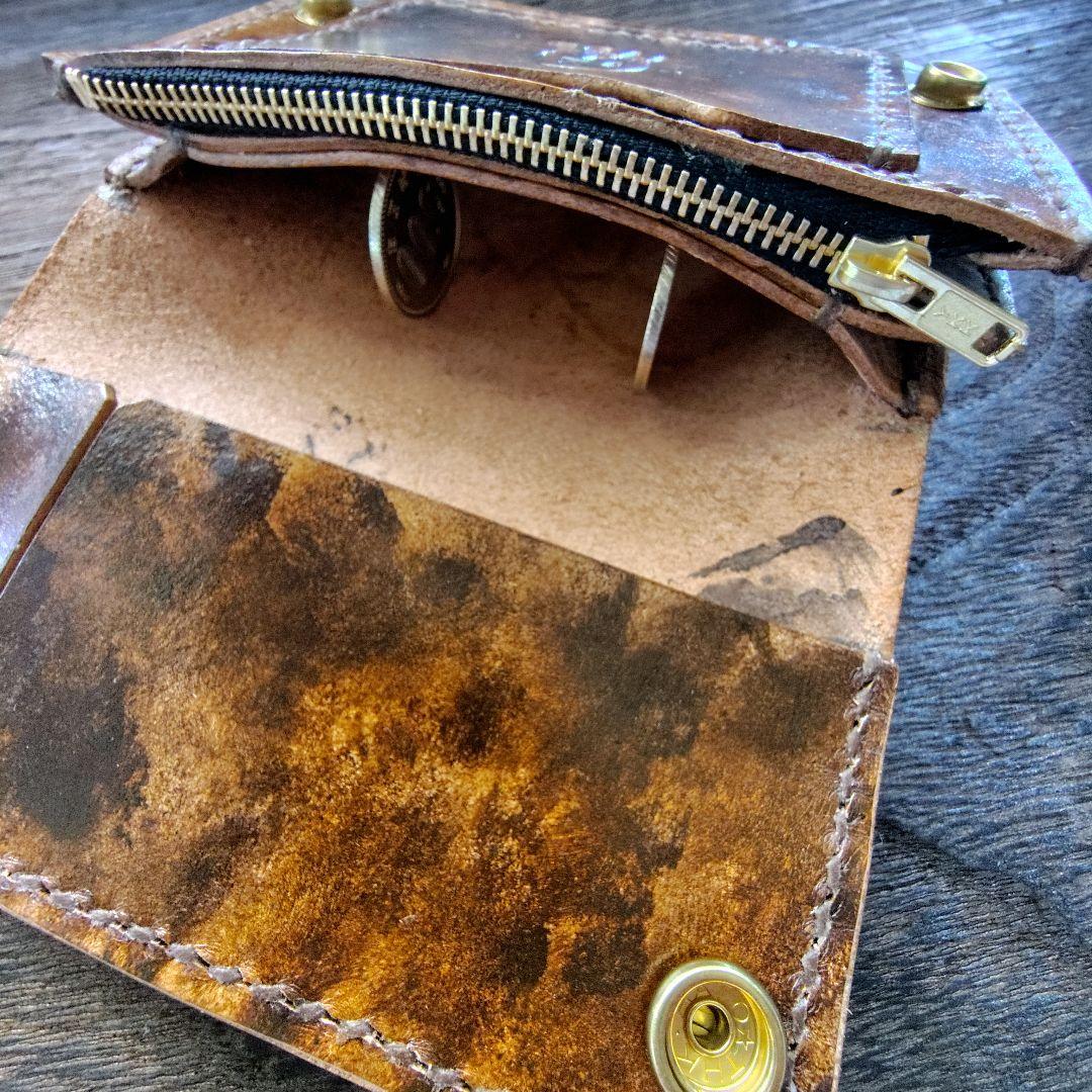 ミドルサイズ トラッカーウォレット 黒×ムラ茶 バラのカービング