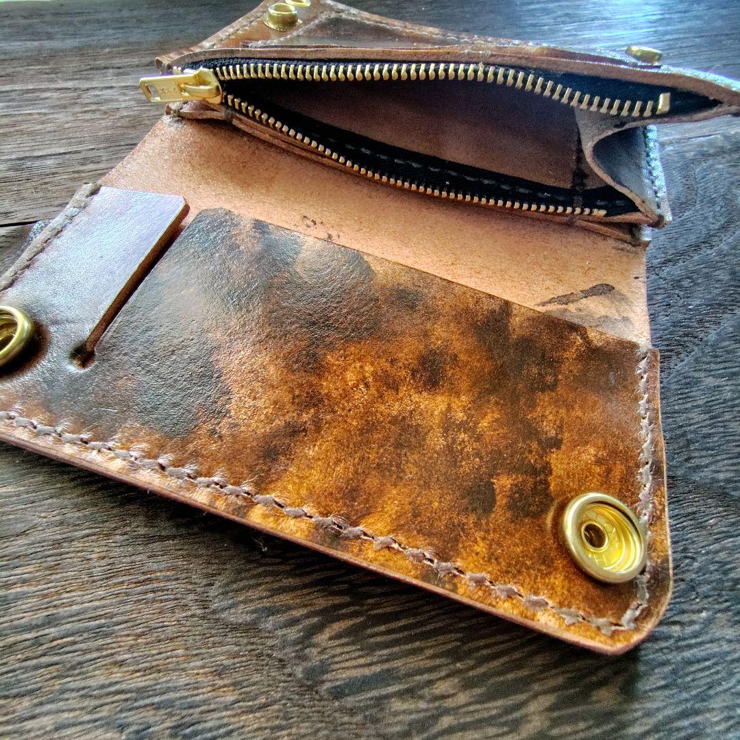 ミドルサイズ トラッカーウォレット 黒×ムラ茶 バラのカービング