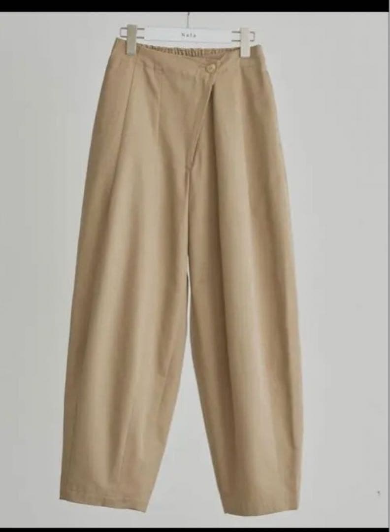 nala 2025 コクーンチノパンツ　ベージュ