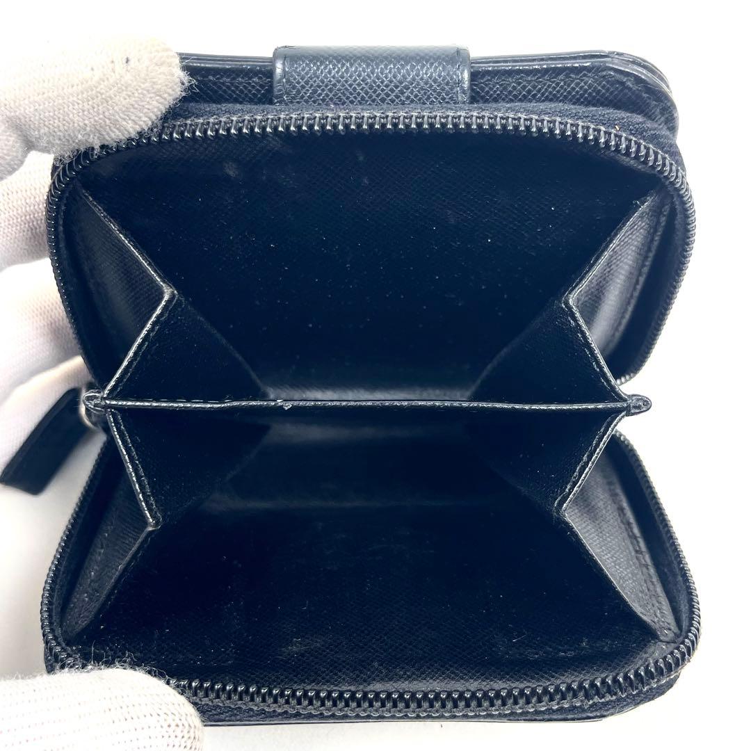 プラダ　折り財布　三角ロゴプレート　サフィアーノ　ラウンドファスナー　ブラック