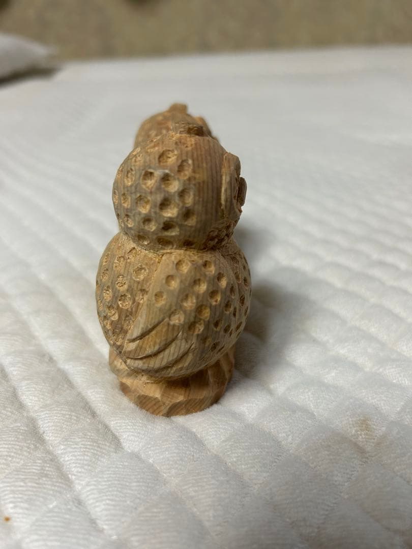 木製フクロウの彫刻 二羽セット 約10センチ