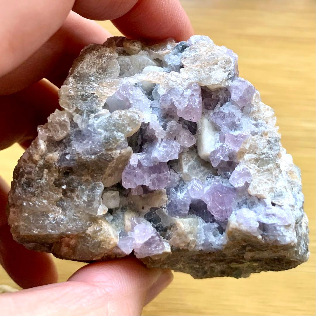 ライラックカラースピネル母岩付き特大標本194g