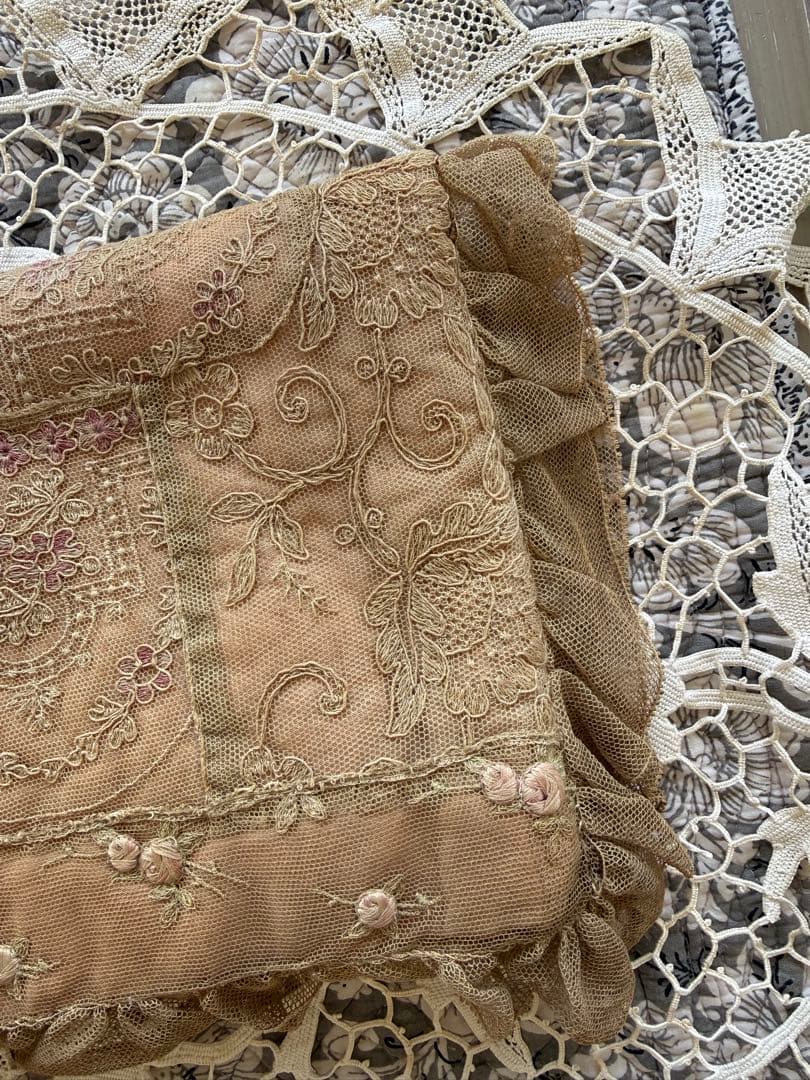 フランスアンティーク小さなバラ刺繍にレースが見事なハンキーケース