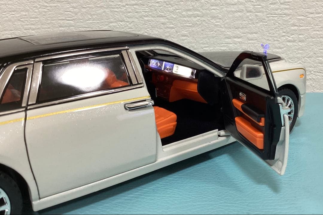 ロールスロイス ファントム ホワイト/ブラック 1/18 電池付