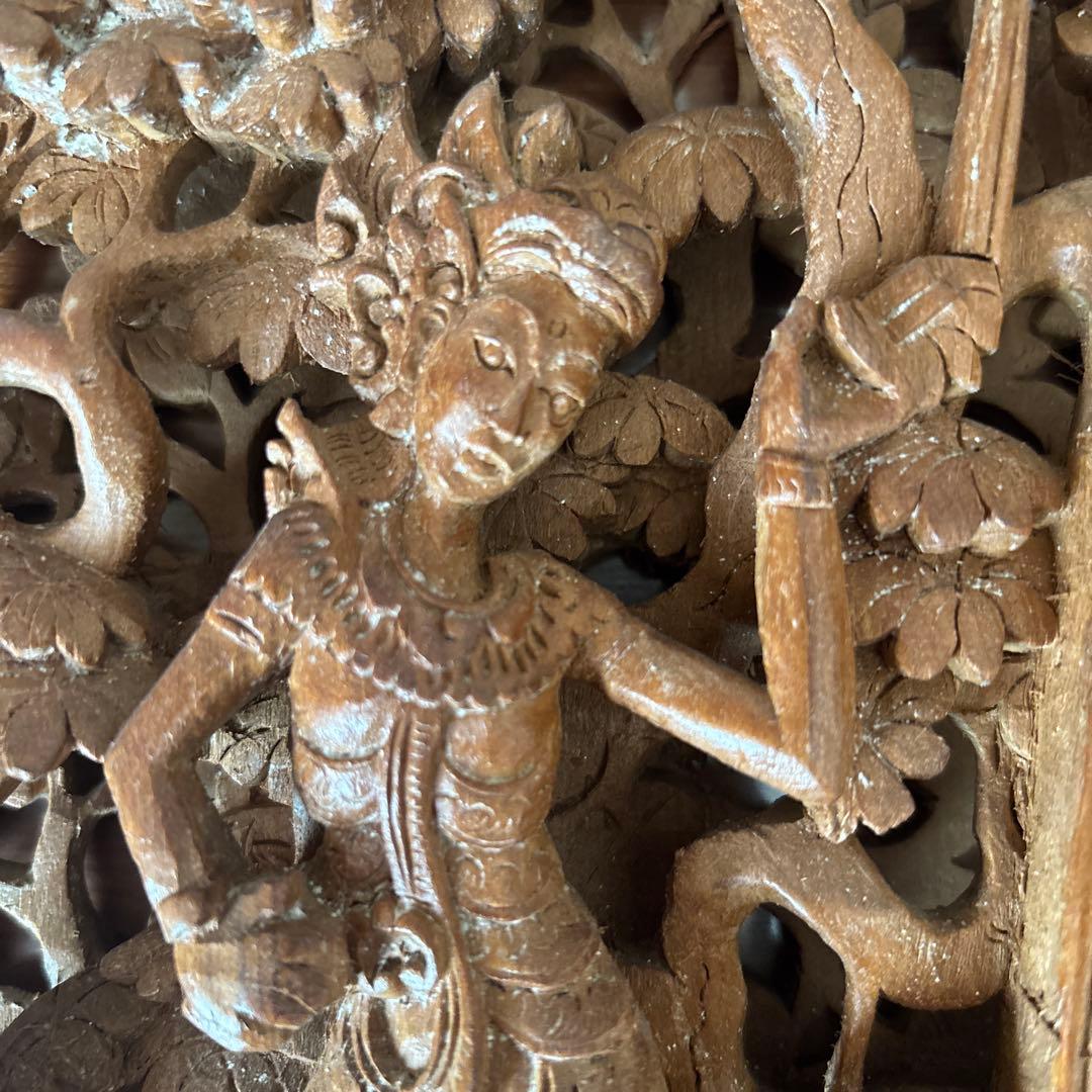 バリ島 GARUDAショップ購入 ヴィンテージ木彫り壁掛けアート（人物と鹿）