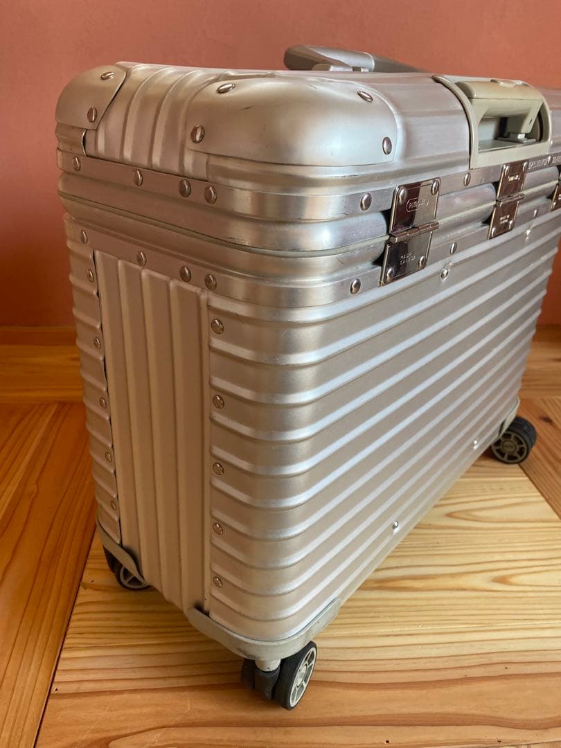 リモワ　パイロット　4輪