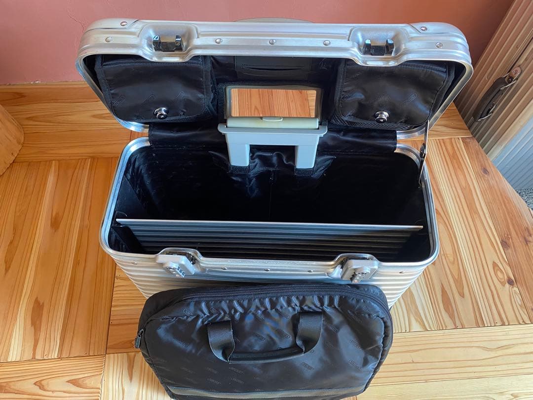 リモワ　パイロット　4輪