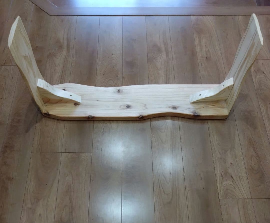杉のベンチ69　座面は杉の模様、湾曲が綺麗、脚は湾曲の丸太風