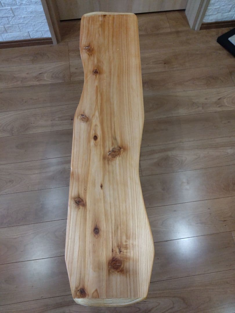 杉のベンチ69　座面は杉の模様、湾曲が綺麗、脚は湾曲の丸太風