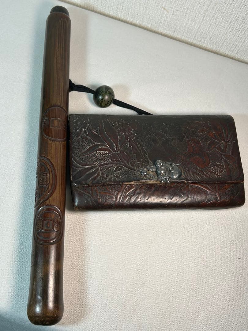 煙草入れ　木製煙管入れ 古銭図彫　在銘　銀キセル