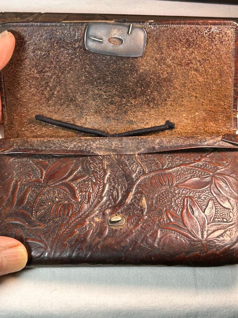 煙草入れ　木製煙管入れ 古銭図彫　在銘　銀キセル