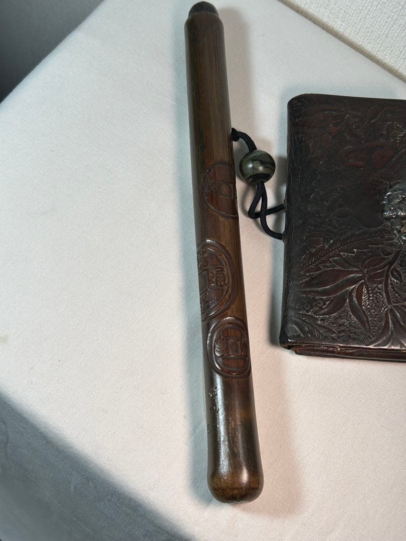 煙草入れ　木製煙管入れ 古銭図彫　在銘　銀キセル