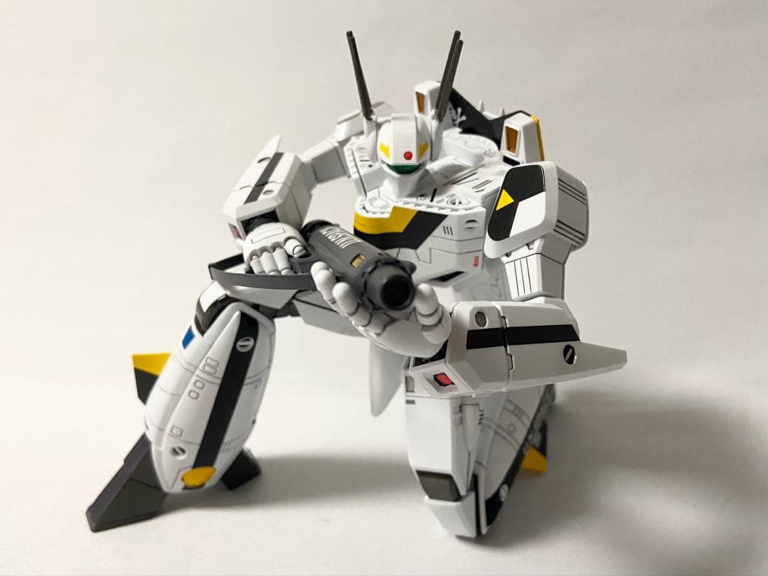 マックスファクトリー 1/72 VF-1S バルキリー ロイ・フォッカー完成品