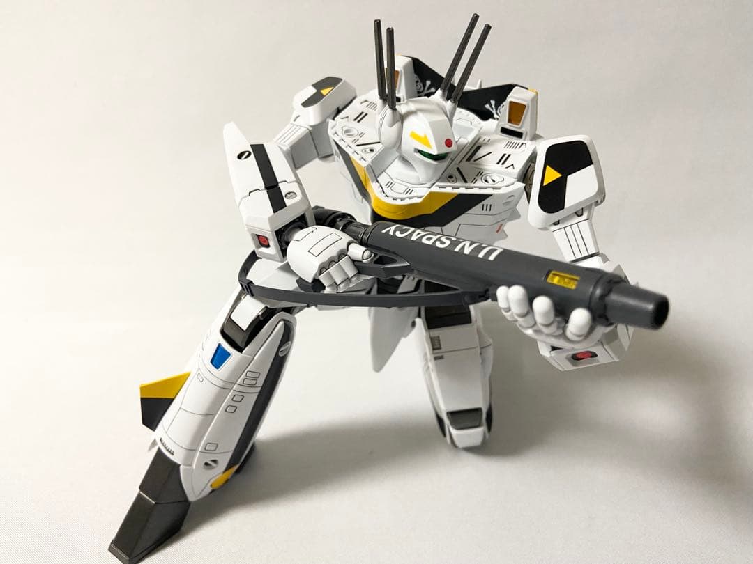 マックスファクトリー 1/72 VF-1S バルキリー ロイ・フォッカー完成品