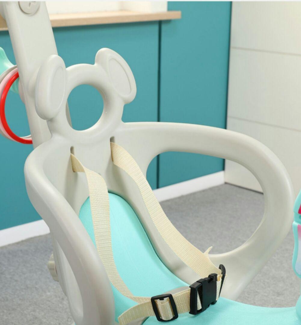 ベビーチェアで馬を揺らす