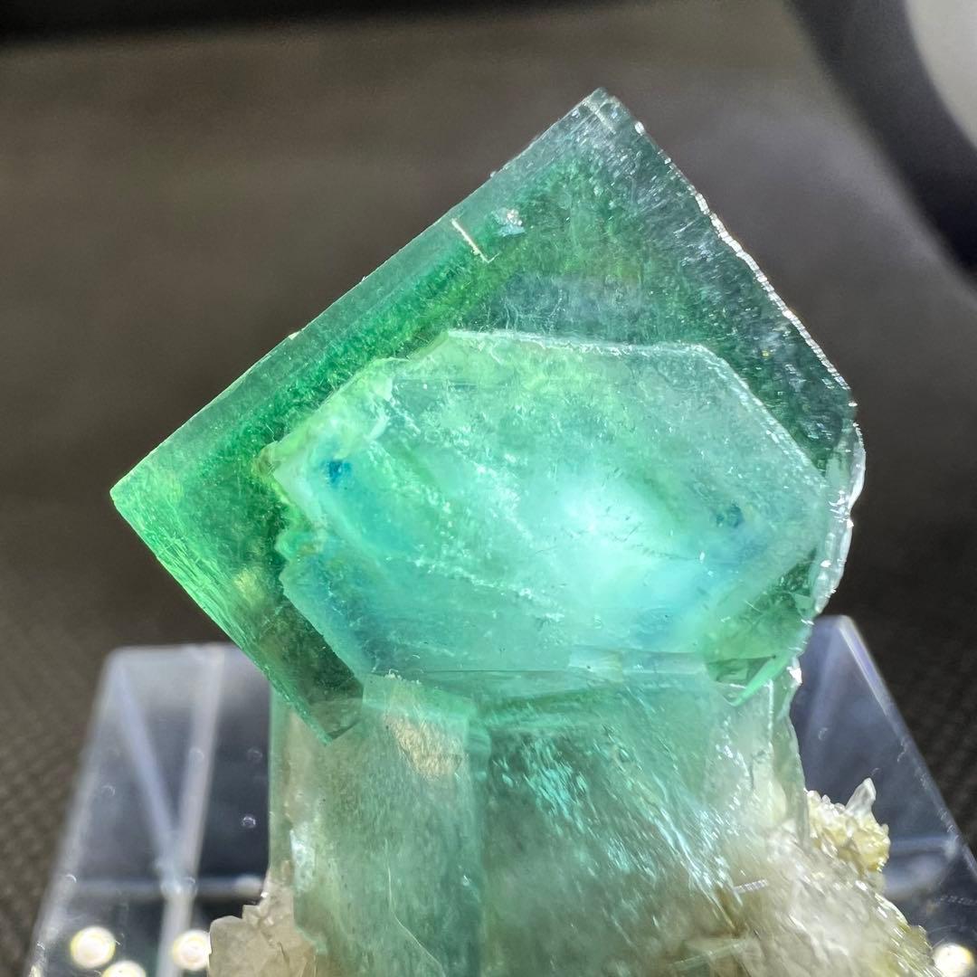 ヤオガンシャン産　クォーツ共生ブルー、グリーンゾーニング　二重結晶？フローライト