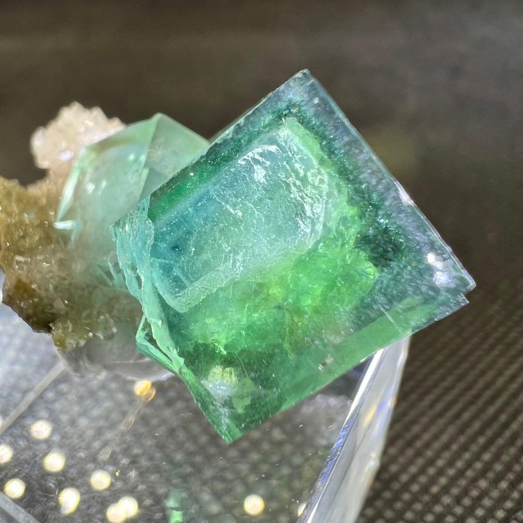 ヤオガンシャン産　クォーツ共生ブルー、グリーンゾーニング　二重結晶？フローライト