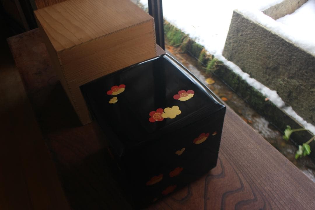 デッドストック！上質内朱黒漆に優美な紅白梅蒔絵の映える三段重（検重箱お重