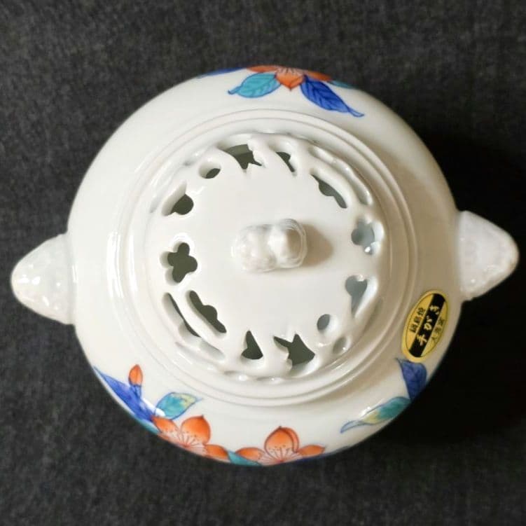 鍋島焼 大秀窯 香炉 色絵 草花文 透かし蓋 遊環双耳 三足 獅子掴み 有田焼