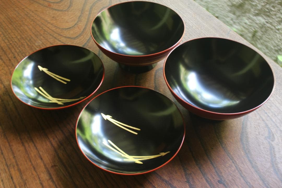 時代逸品！極上糸目朱漆に優美な松葉蒔絵の映えるお椀2点（検輪島塗蒔絵椀雑煮椀