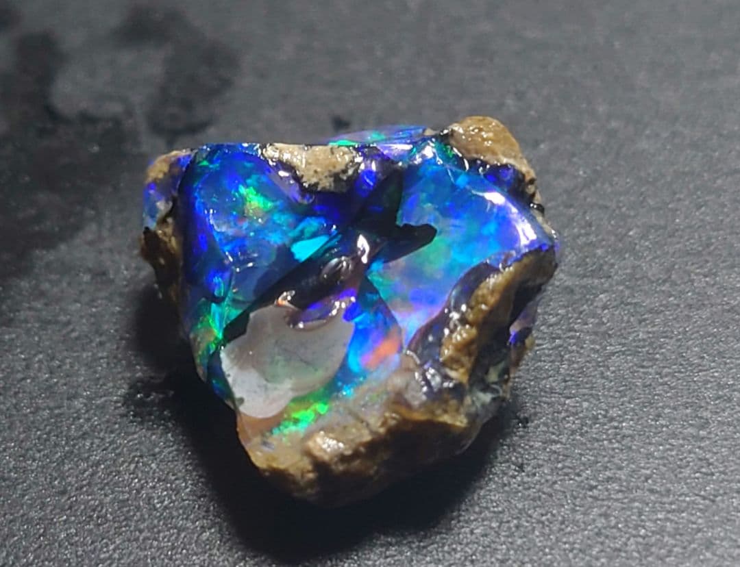 エチオピアウェロ産　オパール 原石 青色 鉱物標本　原石