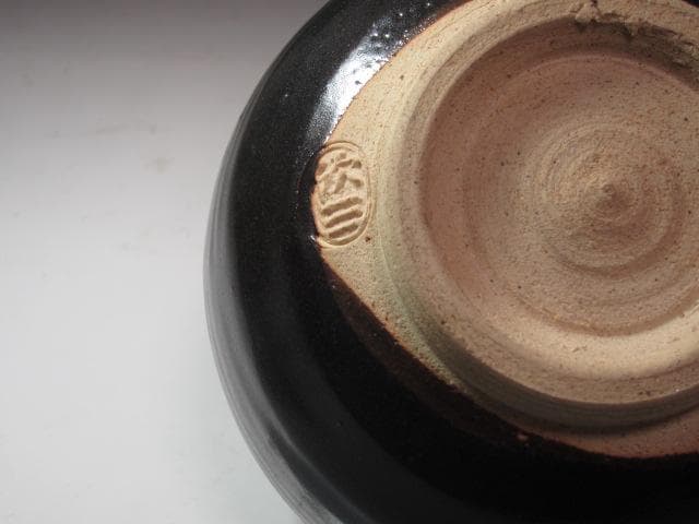 ☆　岡本欣三　黒釉茶碗　手になじむ一品です☆y256