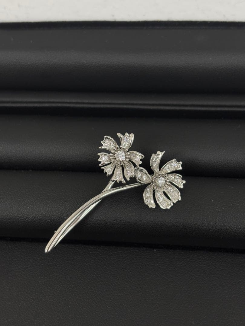 満月　K18WG お花モチーフダイヤモンドブローチ