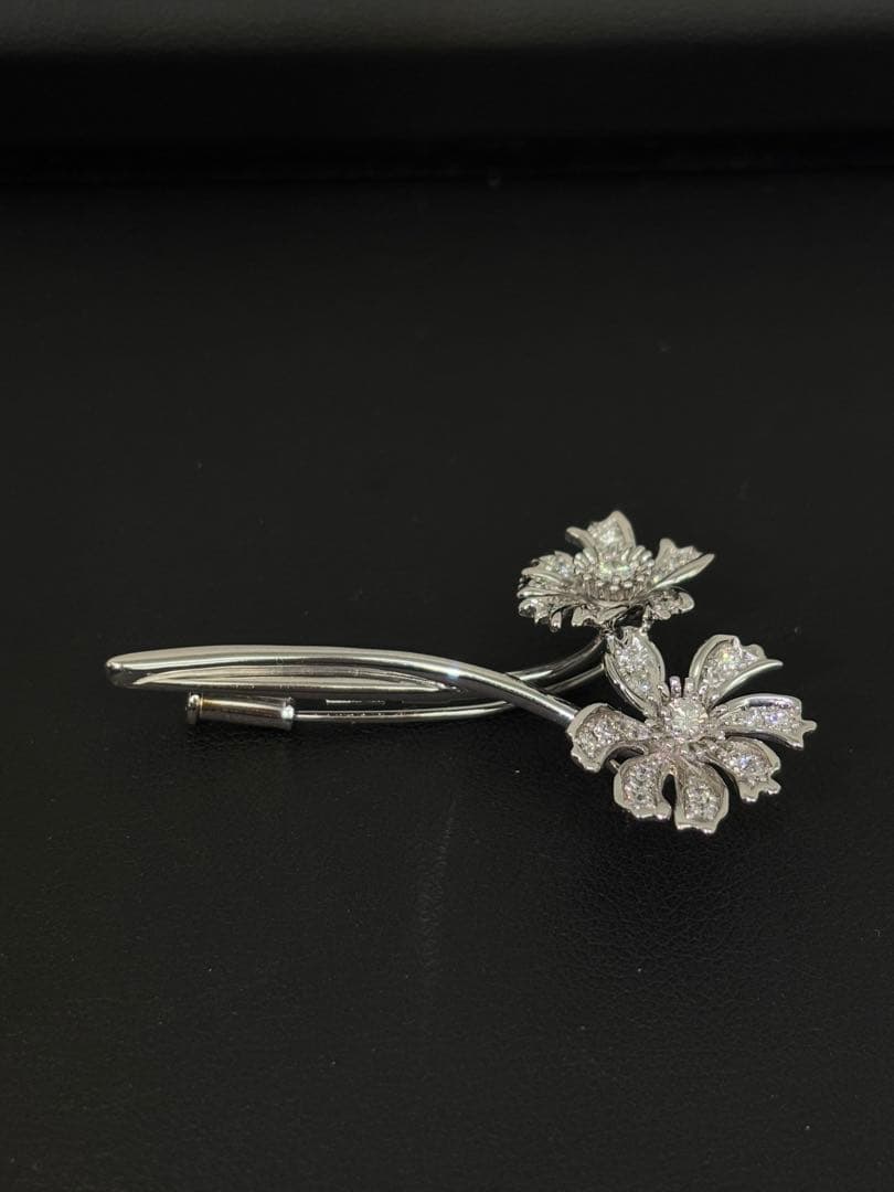満月　K18WG お花モチーフダイヤモンドブローチ