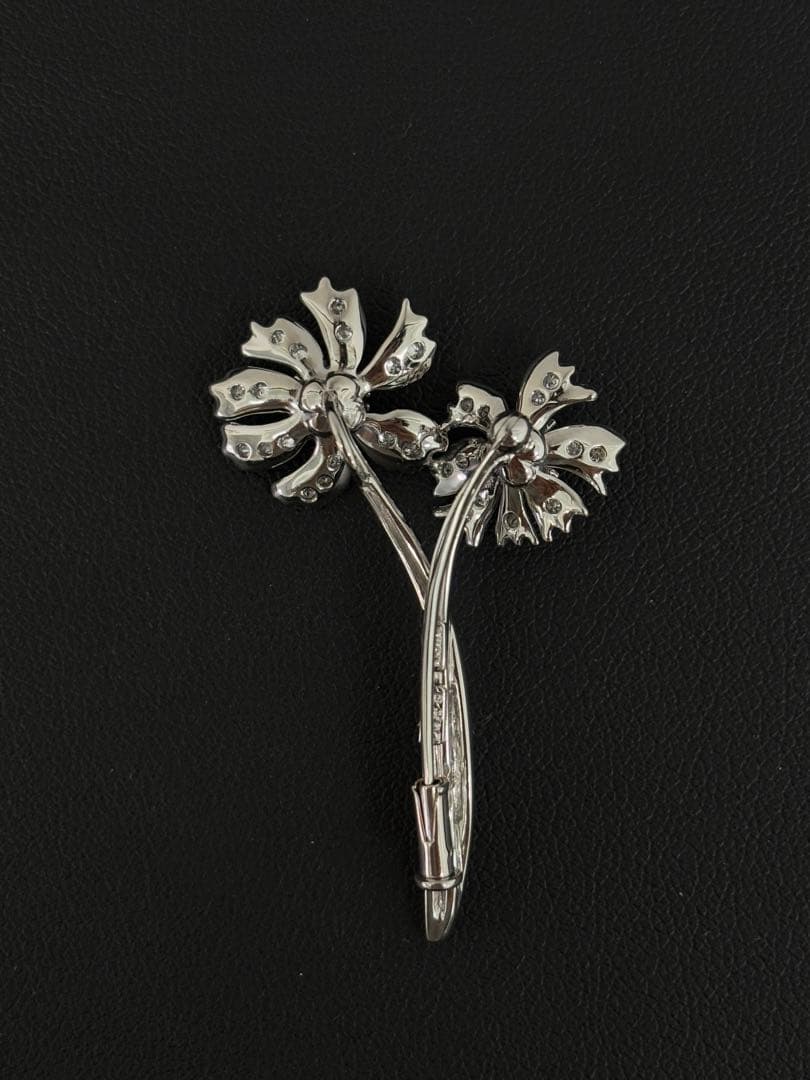 満月　K18WG お花モチーフダイヤモンドブローチ