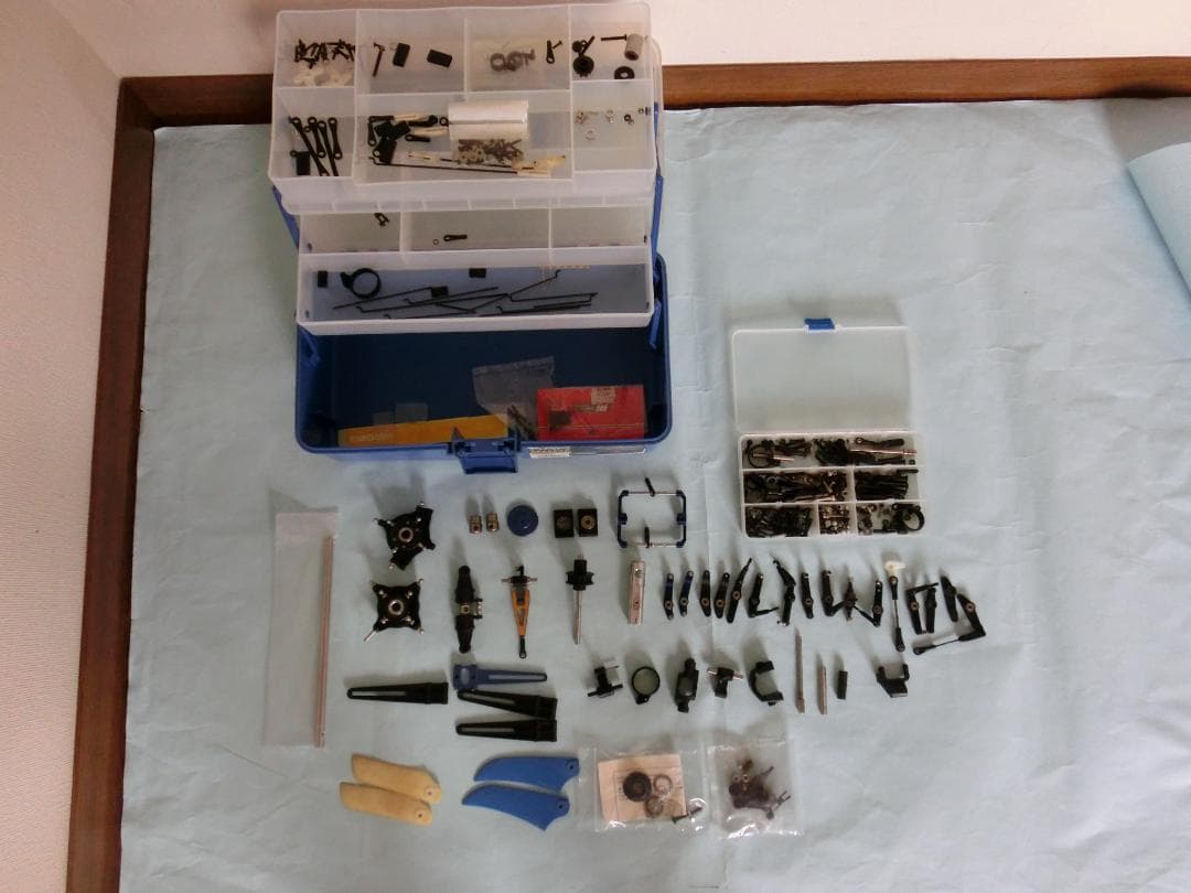 ★1003小僧　ヒロボー　シャトル　ラジコンヘリコプター　金属部品多数