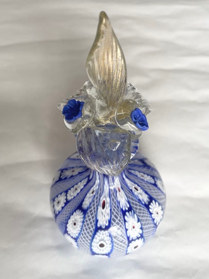 ベネチアングラス、青と白のフラワーモチーフガラスボトル