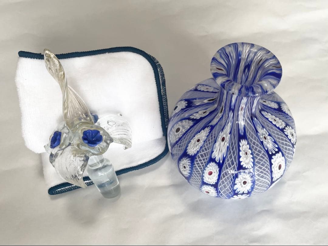 ベネチアングラス、青と白のフラワーモチーフガラスボトル