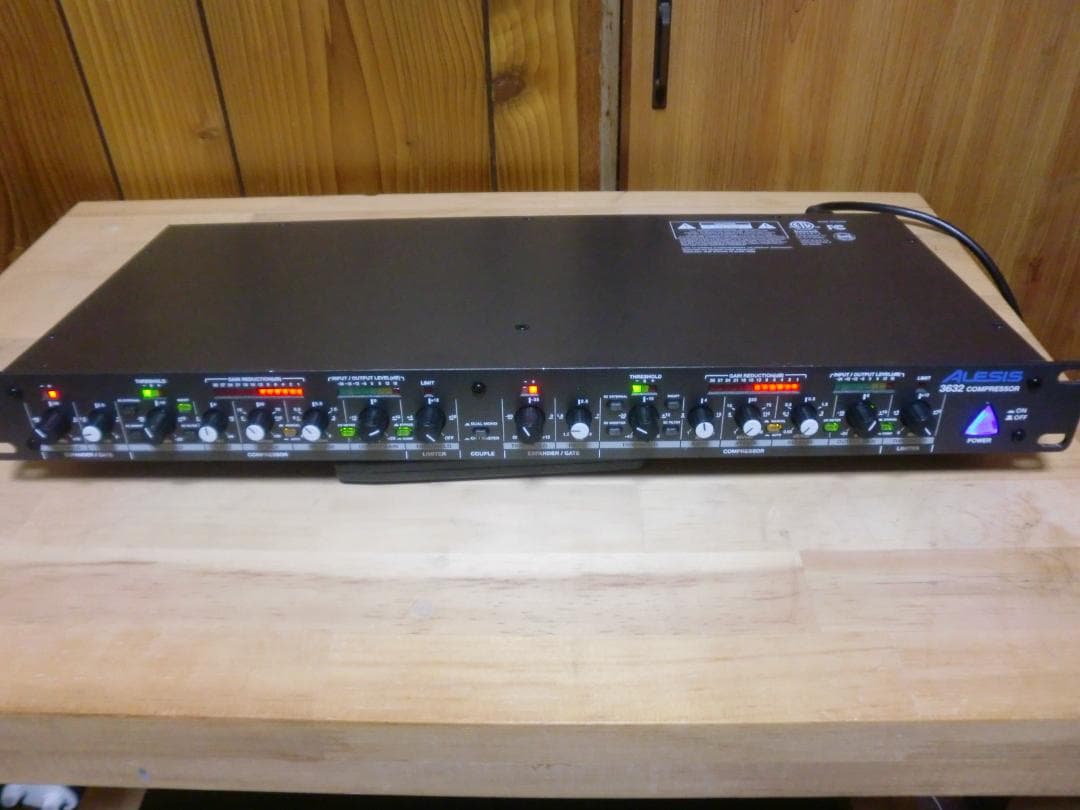 Alesis 3632 Compressor ダイナミックプロセッサー