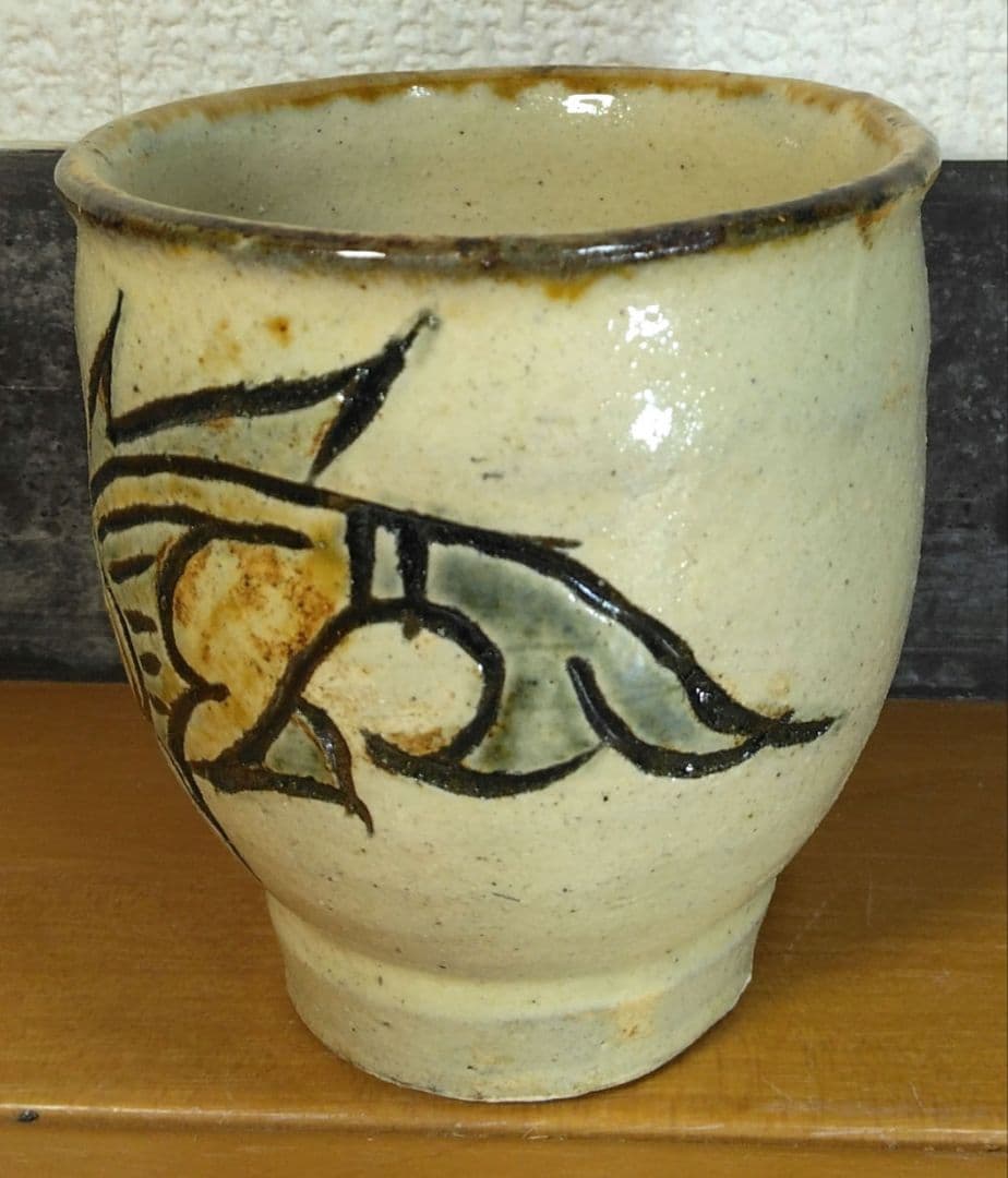 人間国宝 金城次郎 壷屋焼湯呑(笑魚紋湯呑）栞 共箱 美品 壺屋焼 上作