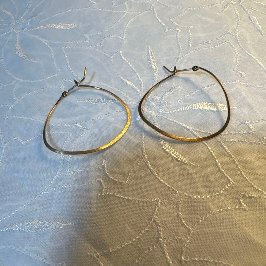 ￼agete K10YG ひねりオーバルフープピアス　マット加工ピアス