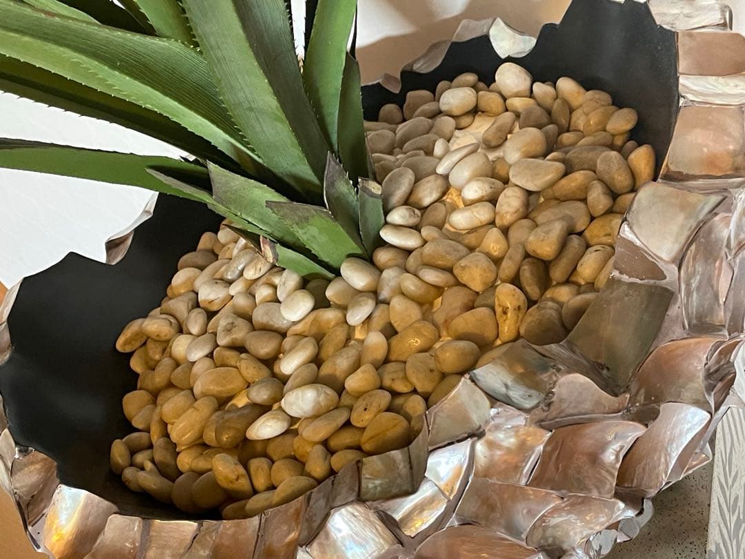 ドン・シェル・メタルウェアの鍾乳石花瓶スタンドとアロエの花瓶