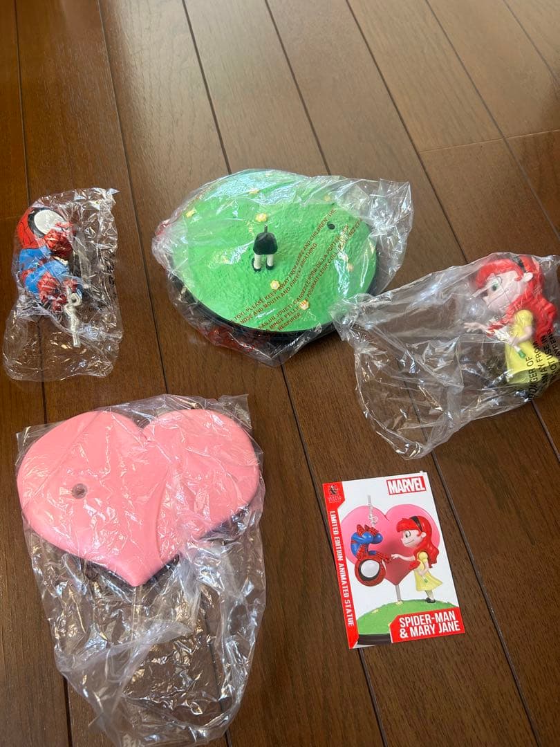 スパイダーマン&メリージェーン　スコッティヤング　ミニスタチュー