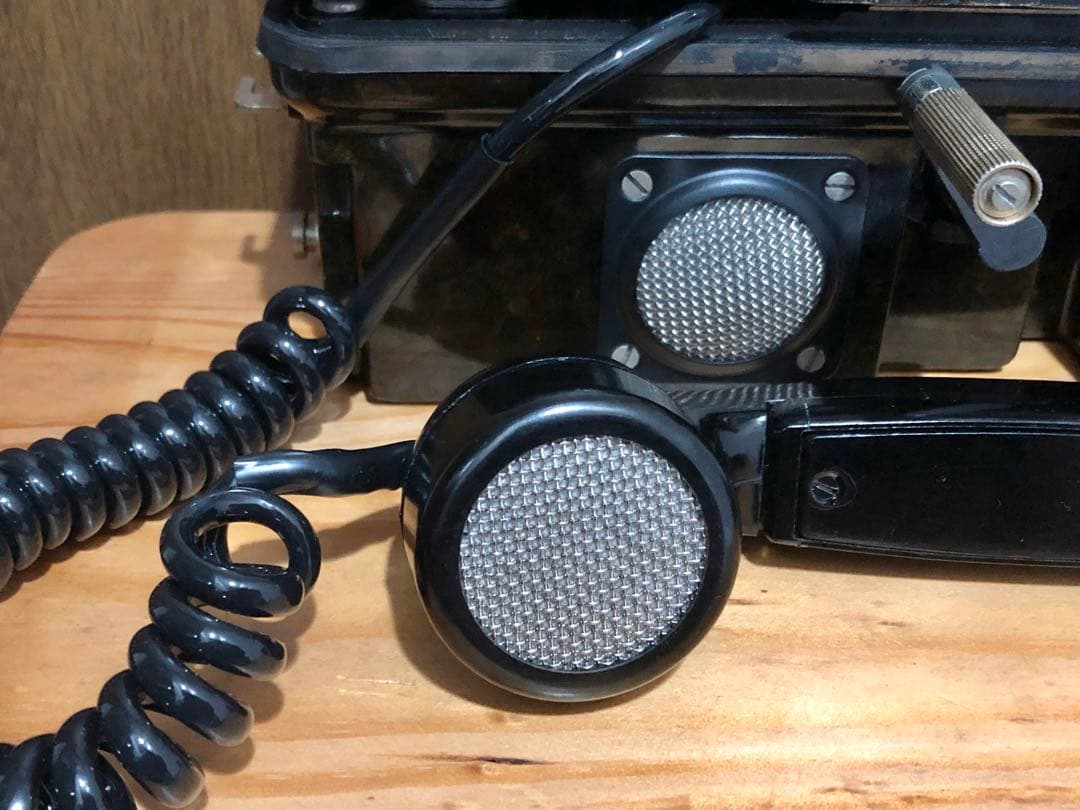 ￼★ドイツ軍放出品 NVA 野戦電話機 FF63S ★ドイツ軍迷彩服のおまけ付き