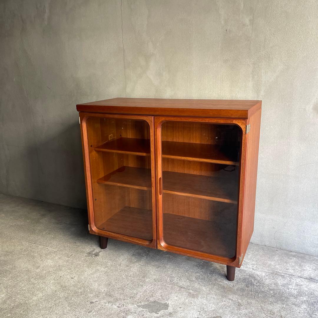 北欧スタイル　ガラス扉キャビネット 収納