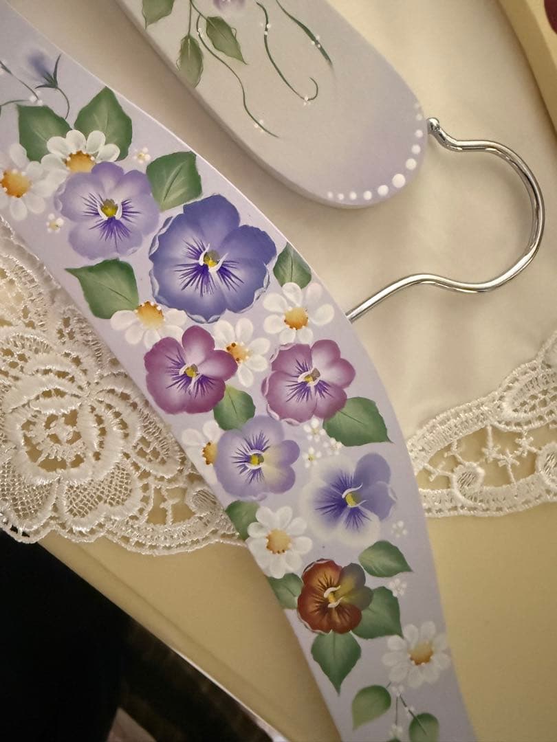 トールペイント作品　手描きデザインの木製ハンガー5本セット